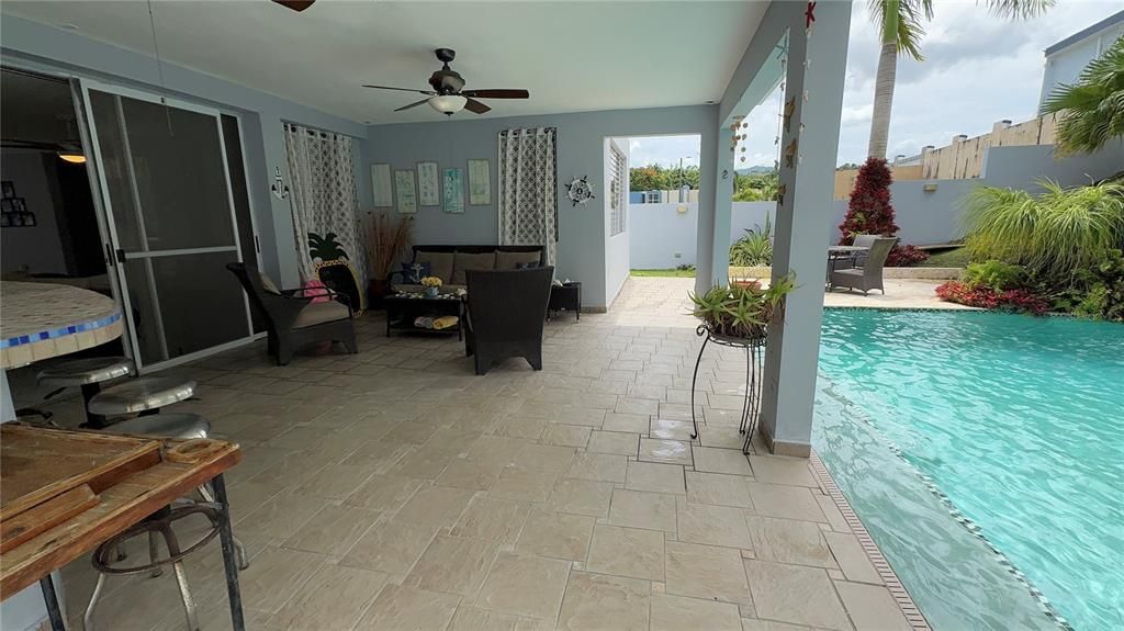 待售: $465,000 (4 贝兹, 2 浴室, 300 平方英尺)