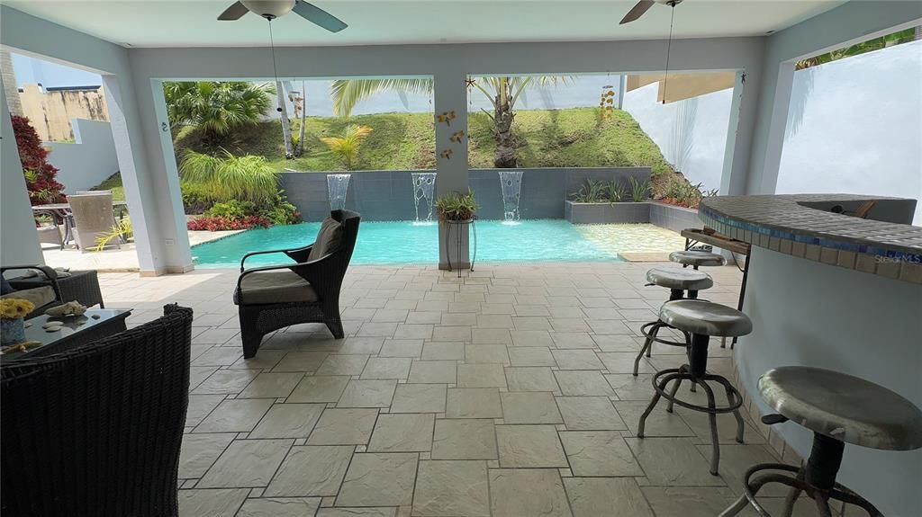 待售: $465,000 (4 贝兹, 2 浴室, 300 平方英尺)