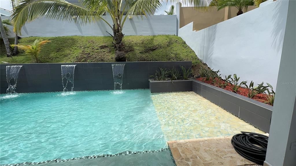 待售: $465,000 (4 贝兹, 2 浴室, 300 平方英尺)