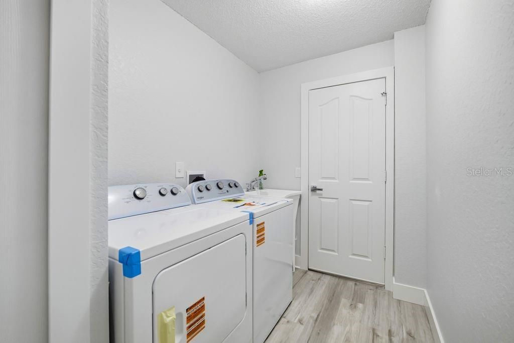 For Sale: $305,000 (3 beds, 2 baths, 1531 Square Feet)