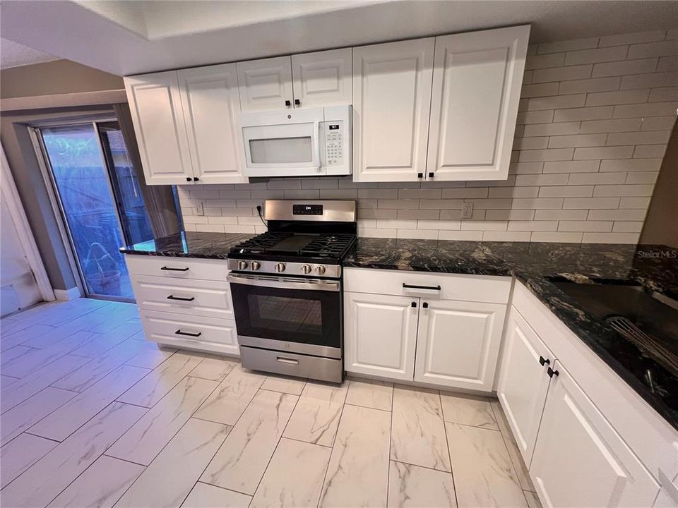 Activo con contrato: $2,350 (3 camas, 2 baños, 1448 Pies cuadrados)