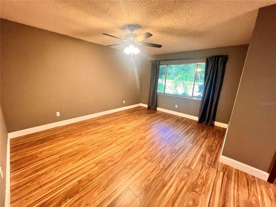 Activo con contrato: $2,350 (3 camas, 2 baños, 1448 Pies cuadrados)