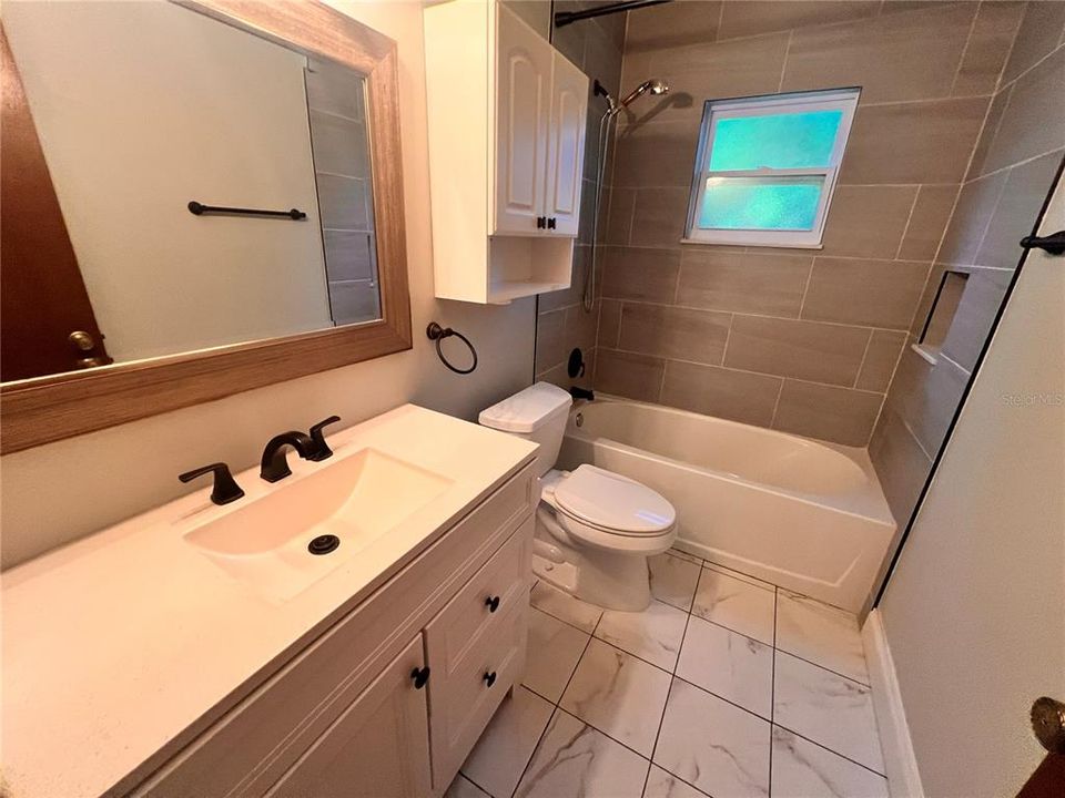 Activo con contrato: $2,350 (3 camas, 2 baños, 1448 Pies cuadrados)