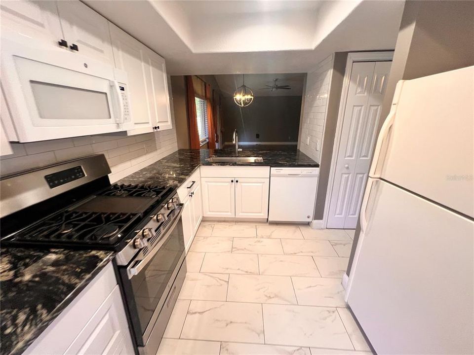 Activo con contrato: $2,350 (3 camas, 2 baños, 1448 Pies cuadrados)