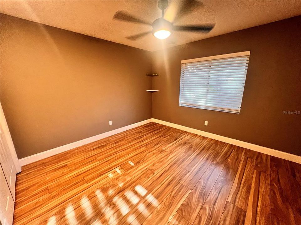 Activo con contrato: $2,350 (3 camas, 2 baños, 1448 Pies cuadrados)