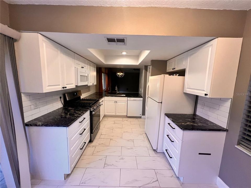 Activo con contrato: $2,350 (3 camas, 2 baños, 1448 Pies cuadrados)