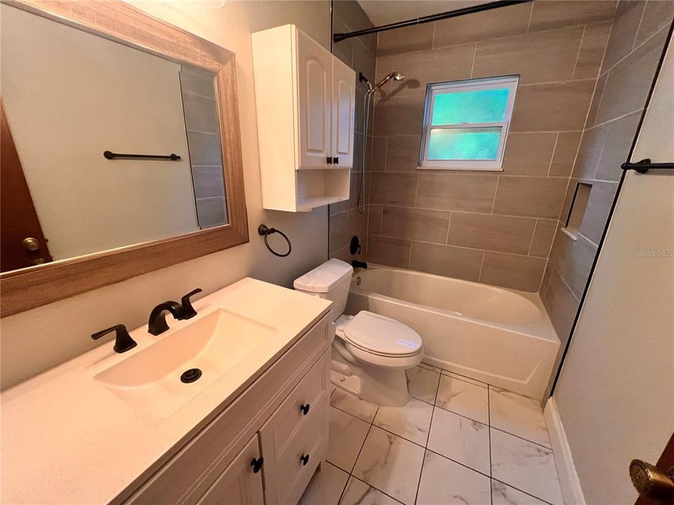 Activo con contrato: $2,350 (3 camas, 2 baños, 1448 Pies cuadrados)