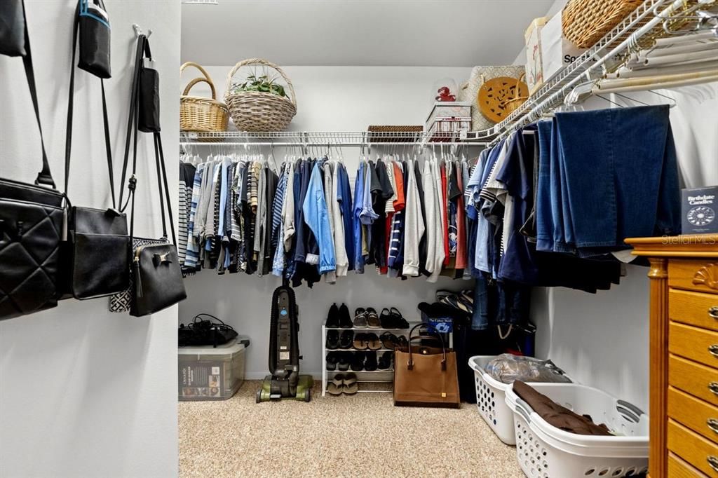 合同活跃: $625,000 (3 贝兹, 2 浴室, 2425 平方英尺)