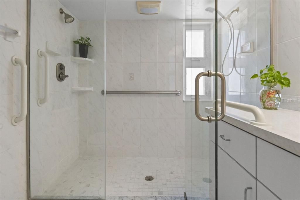 合同活跃: $625,000 (3 贝兹, 2 浴室, 2425 平方英尺)