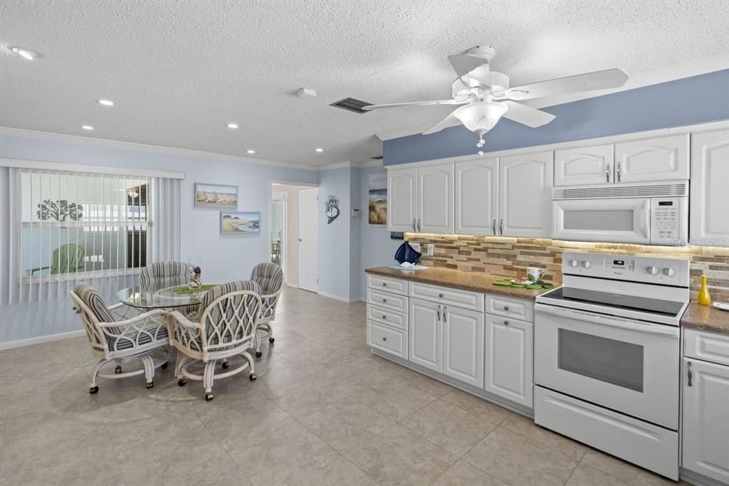 合同活跃: $625,000 (3 贝兹, 2 浴室, 2425 平方英尺)