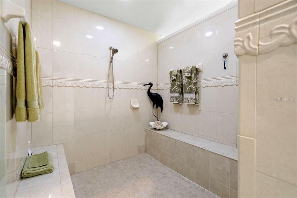 合同活跃: $625,000 (3 贝兹, 2 浴室, 2425 平方英尺)