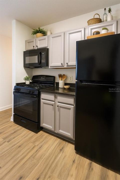 合同活跃: $1,900 (3 贝兹, 2 浴室, 1192 平方英尺)