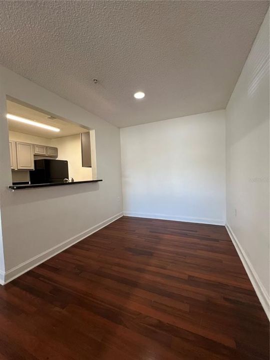 合同活跃: $1,900 (3 贝兹, 2 浴室, 1192 平方英尺)