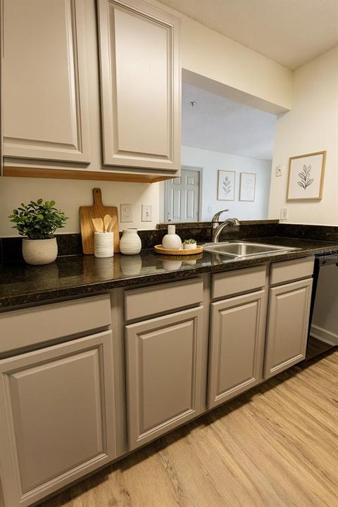 合同活跃: $1,900 (3 贝兹, 2 浴室, 1192 平方英尺)