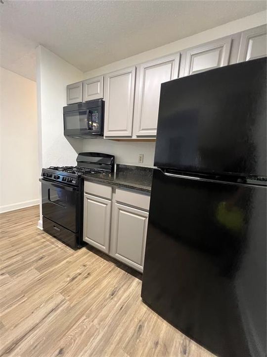 合同活跃: $1,900 (3 贝兹, 2 浴室, 1192 平方英尺)