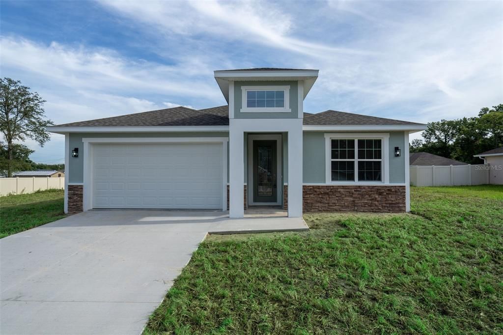 合同活跃: $340,000 (4 贝兹, 3 浴室, 2057 平方英尺)