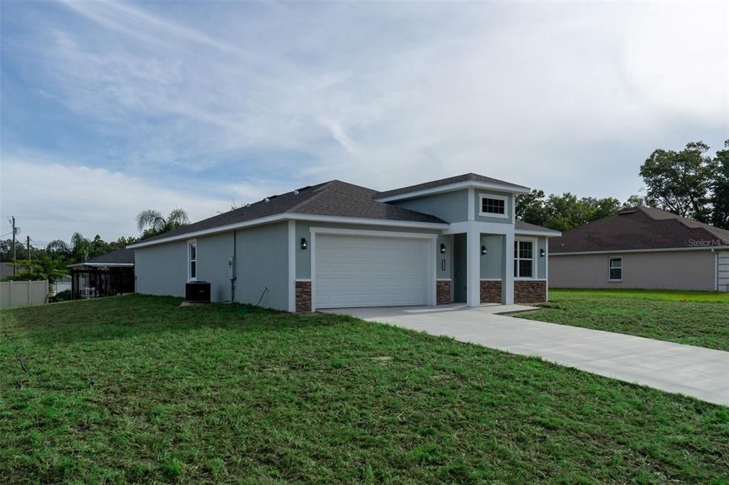 合同活跃: $340,000 (4 贝兹, 3 浴室, 2057 平方英尺)