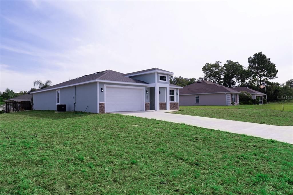 合同活跃: $340,000 (4 贝兹, 3 浴室, 2057 平方英尺)