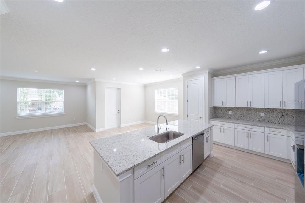 合同活跃: $340,000 (4 贝兹, 3 浴室, 2057 平方英尺)