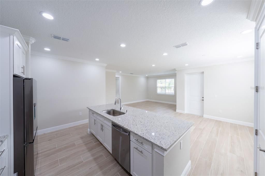 合同活跃: $340,000 (4 贝兹, 3 浴室, 2057 平方英尺)