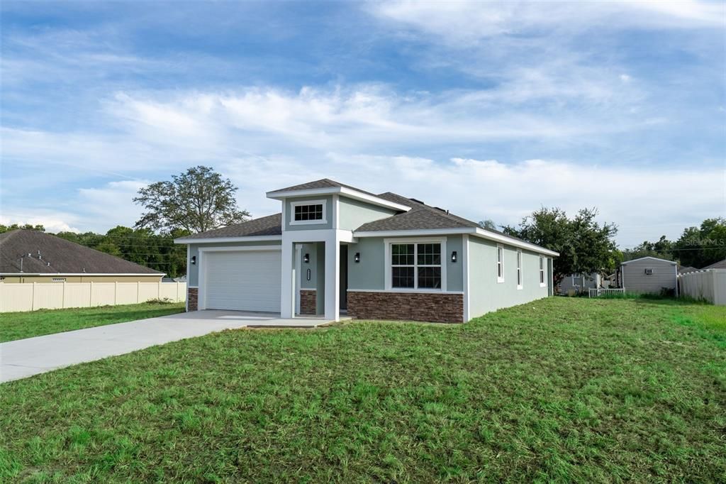 合同活跃: $340,000 (4 贝兹, 3 浴室, 2057 平方英尺)