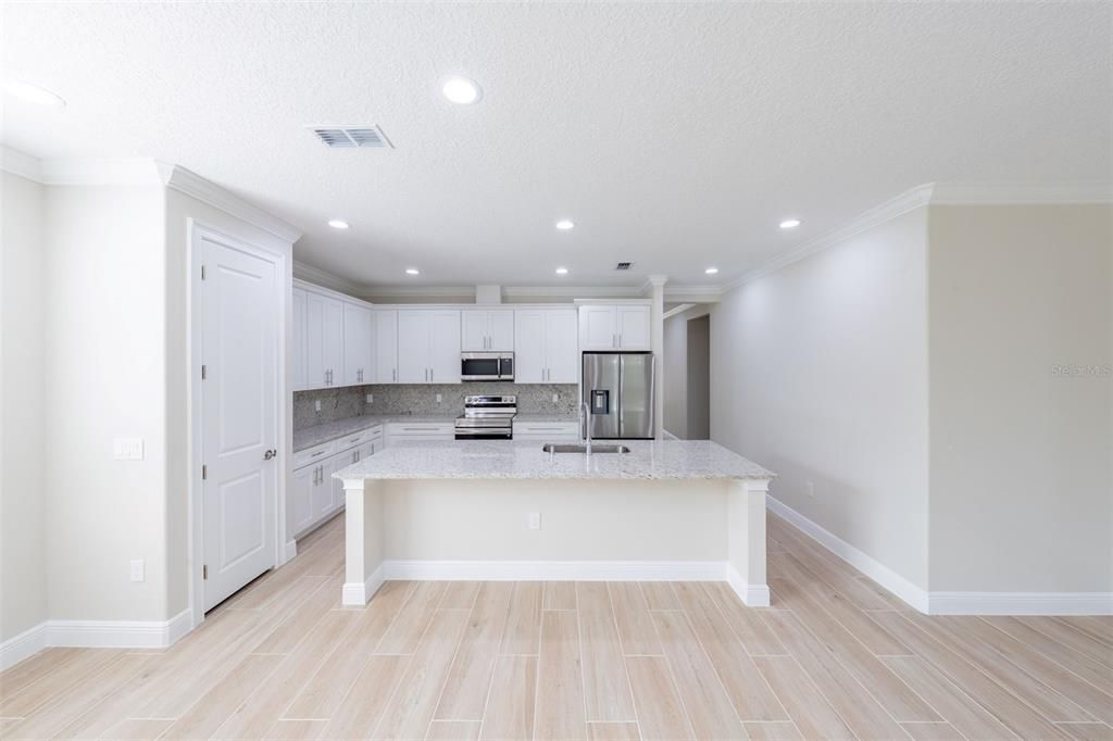 合同活跃: $340,000 (4 贝兹, 3 浴室, 2057 平方英尺)