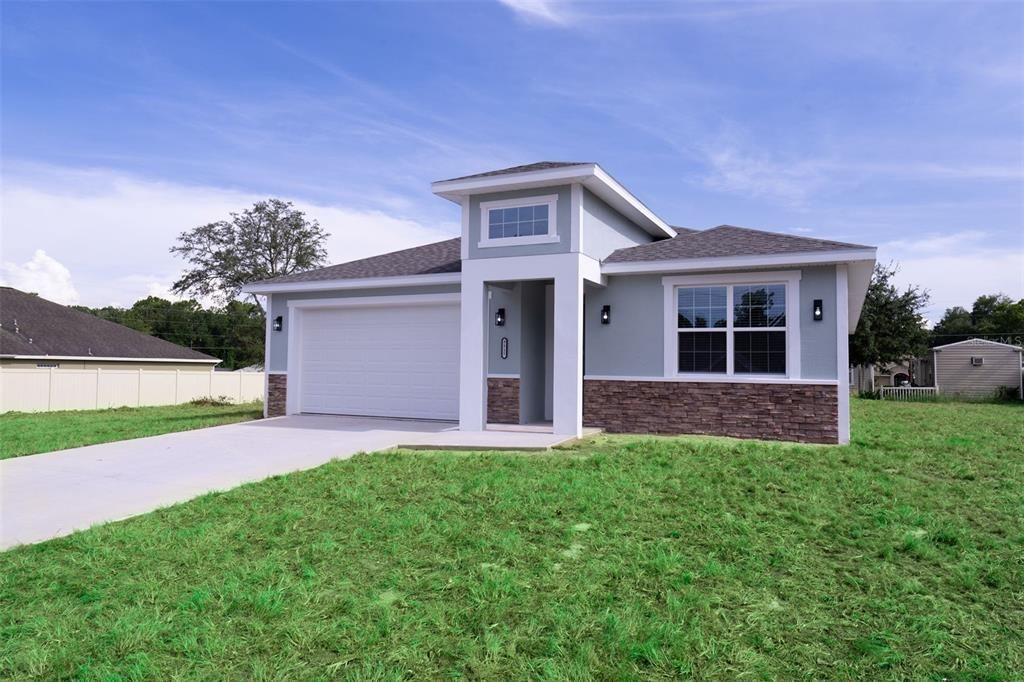 合同活跃: $340,000 (4 贝兹, 3 浴室, 2057 平方英尺)