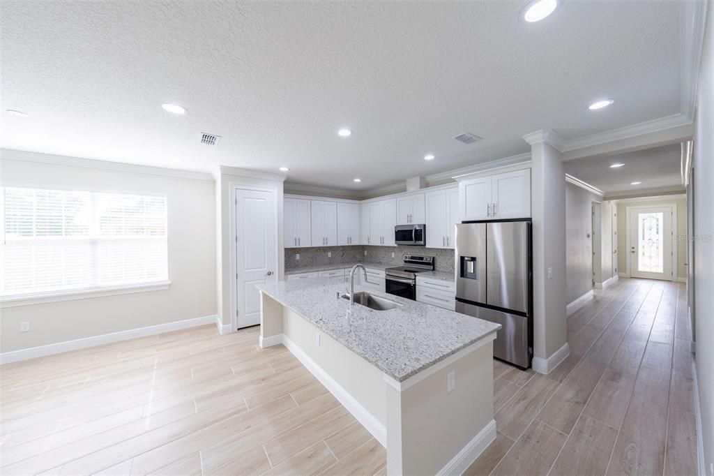 合同活跃: $340,000 (4 贝兹, 3 浴室, 2057 平方英尺)