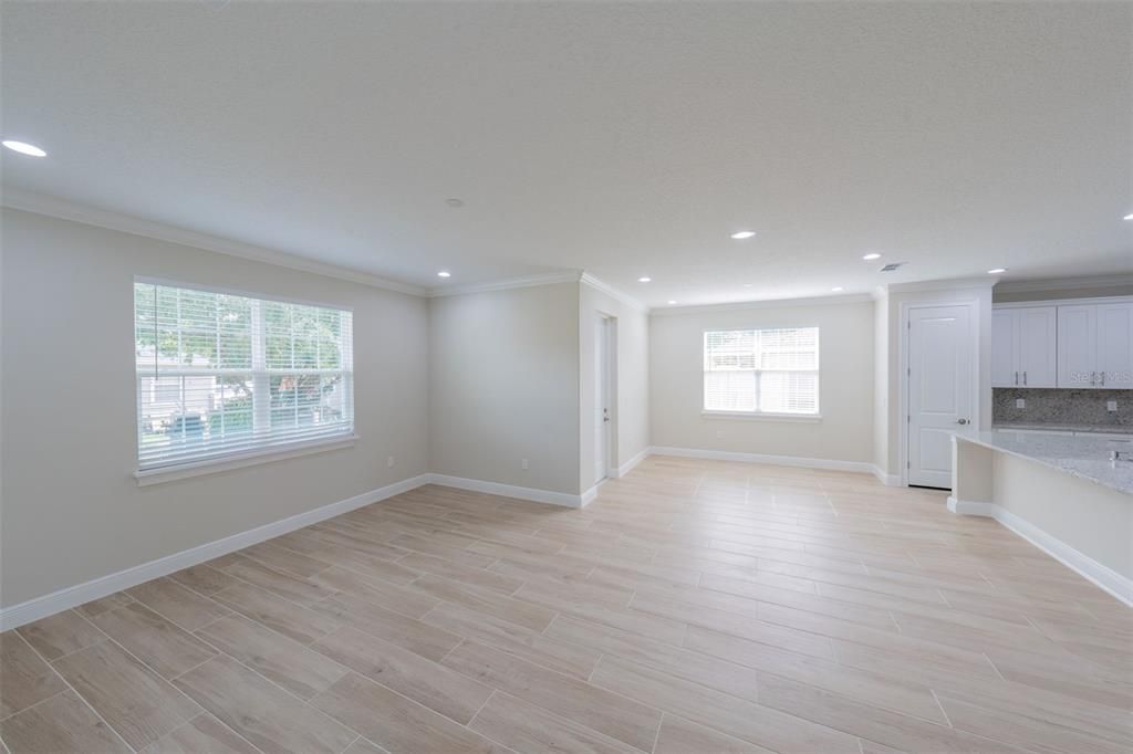 合同活跃: $340,000 (4 贝兹, 3 浴室, 2057 平方英尺)