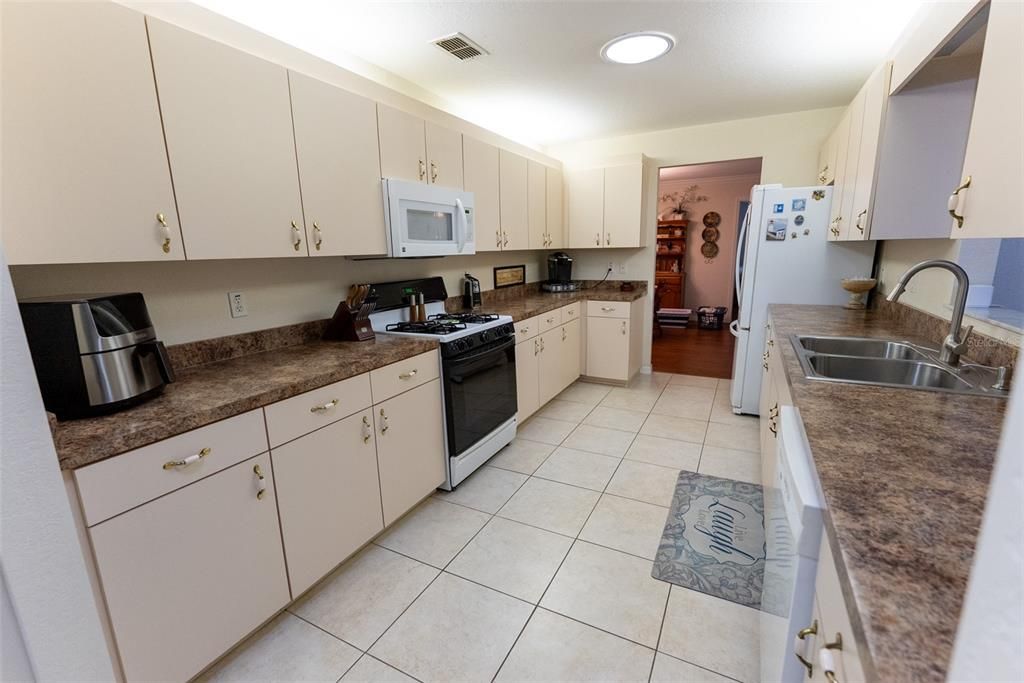 For Sale: $279,900 (2 beds, 2 baths, 1672 Square Feet)