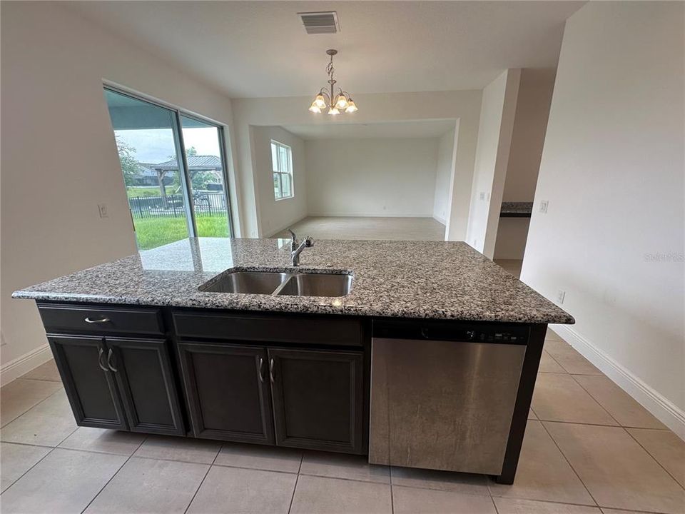 待售: $470,000 (4 贝兹, 2 浴室, 2580 平方英尺)