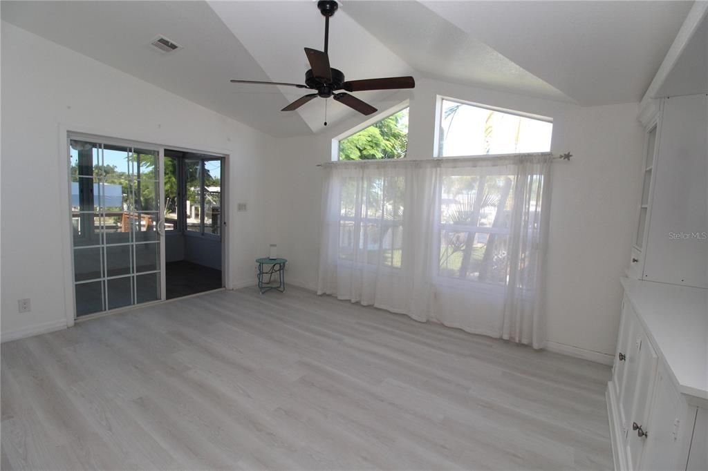 For Sale: $229,900 (2 beds, 2 baths, 1230 Square Feet)