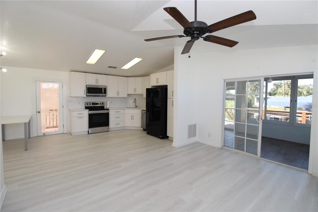 For Sale: $229,900 (2 beds, 2 baths, 1230 Square Feet)