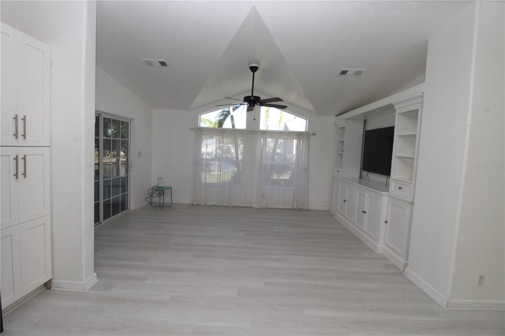 For Sale: $229,900 (2 beds, 2 baths, 1230 Square Feet)