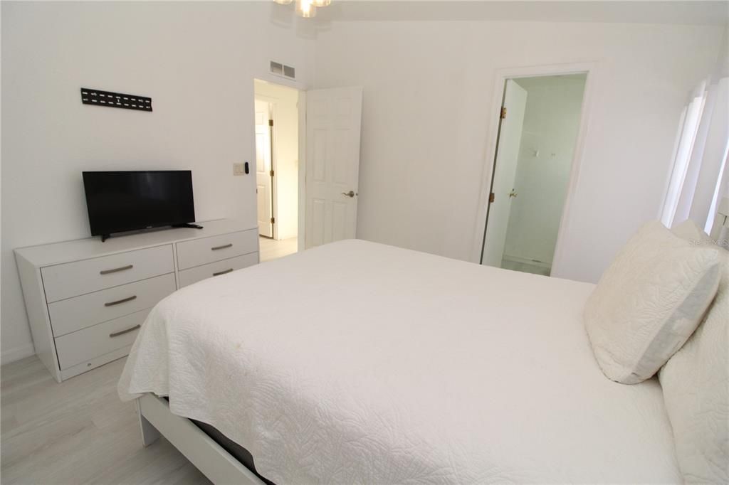 For Sale: $229,900 (2 beds, 2 baths, 1230 Square Feet)