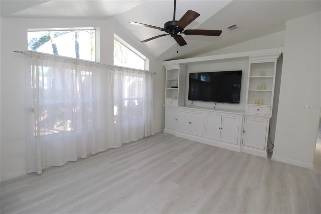 For Sale: $229,900 (2 beds, 2 baths, 1230 Square Feet)