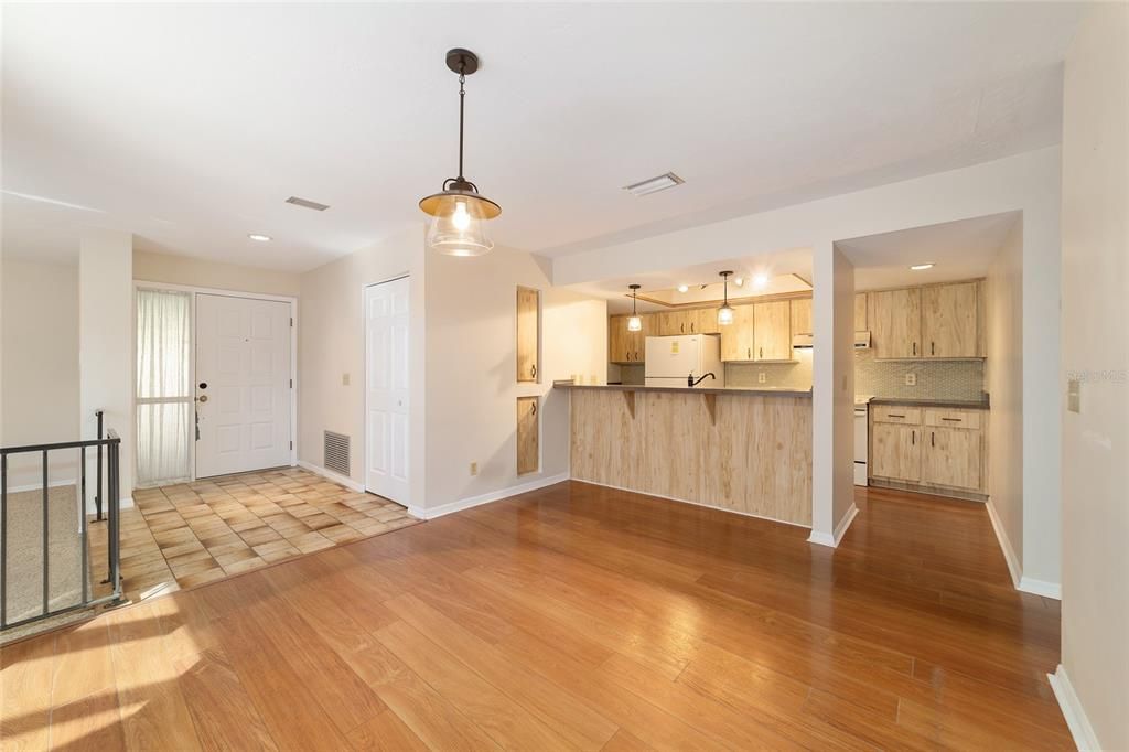 Active With Contract: $218,500 (2 beds, 2 baths, 1317 Square Feet)