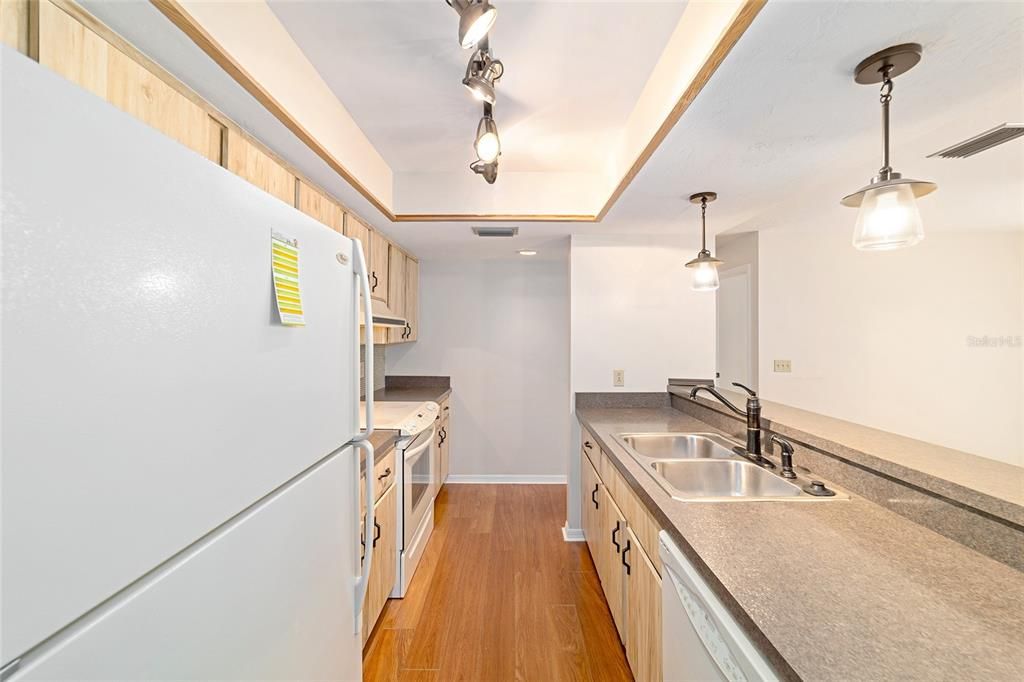 Active With Contract: $218,500 (2 beds, 2 baths, 1317 Square Feet)