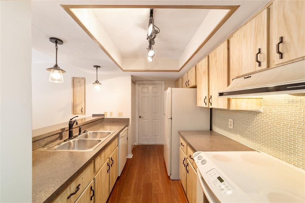 Active With Contract: $218,500 (2 beds, 2 baths, 1317 Square Feet)