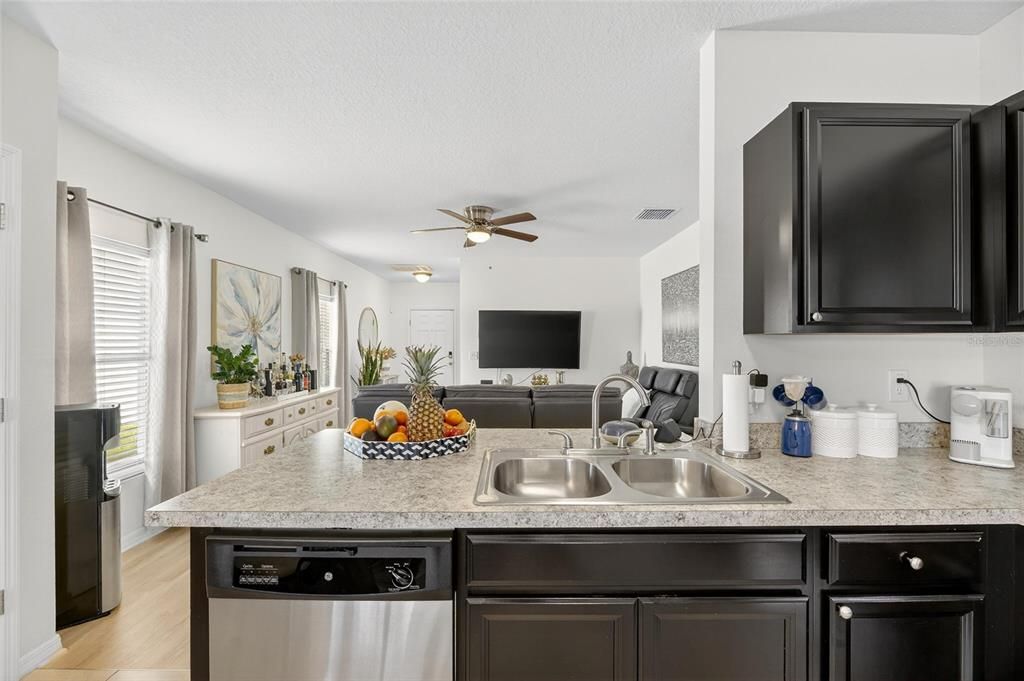 For Sale: $325,000 (3 beds, 2 baths, 1305 Square Feet)