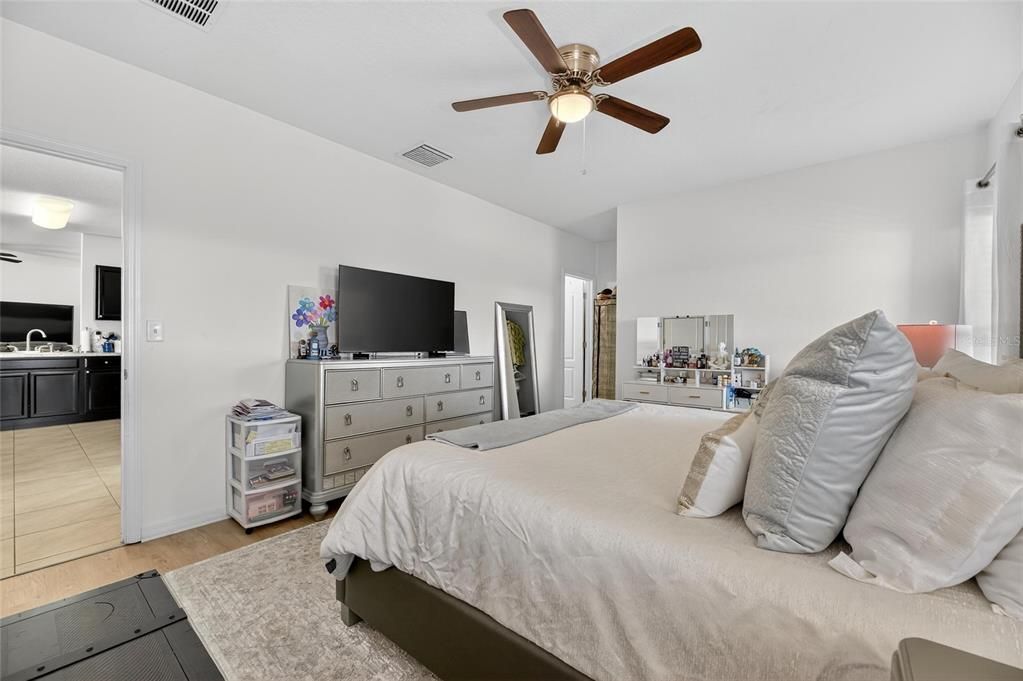 For Sale: $325,000 (3 beds, 2 baths, 1305 Square Feet)