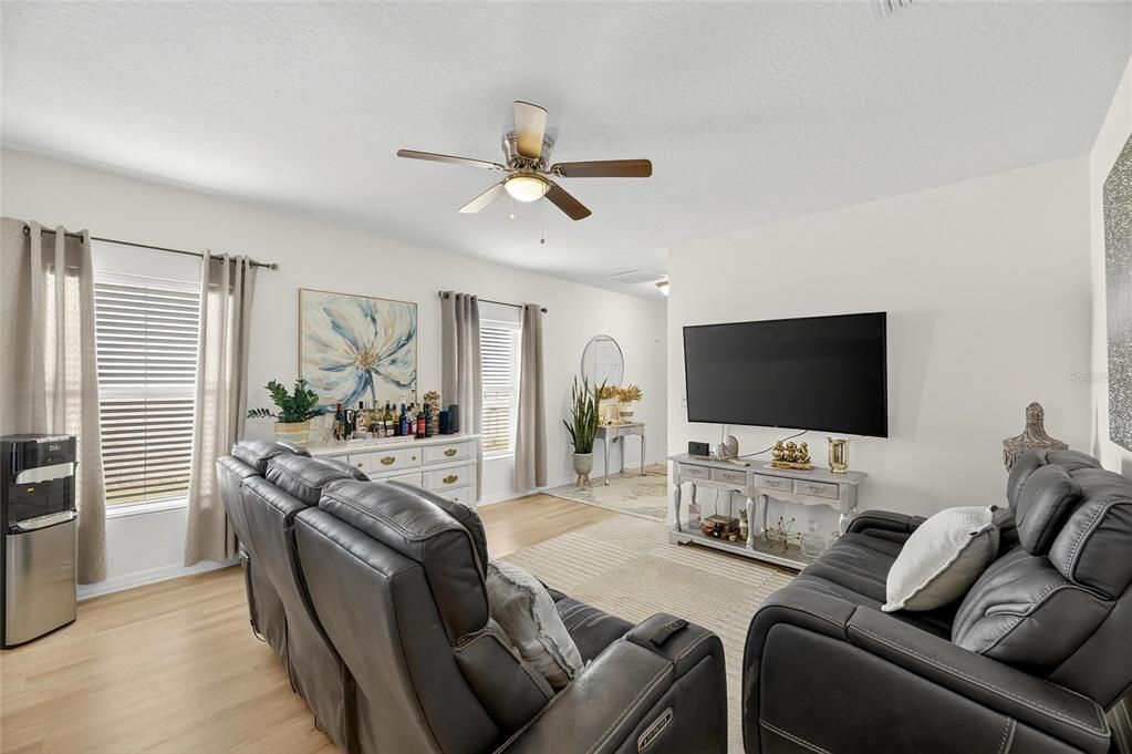 For Sale: $325,000 (3 beds, 2 baths, 1305 Square Feet)