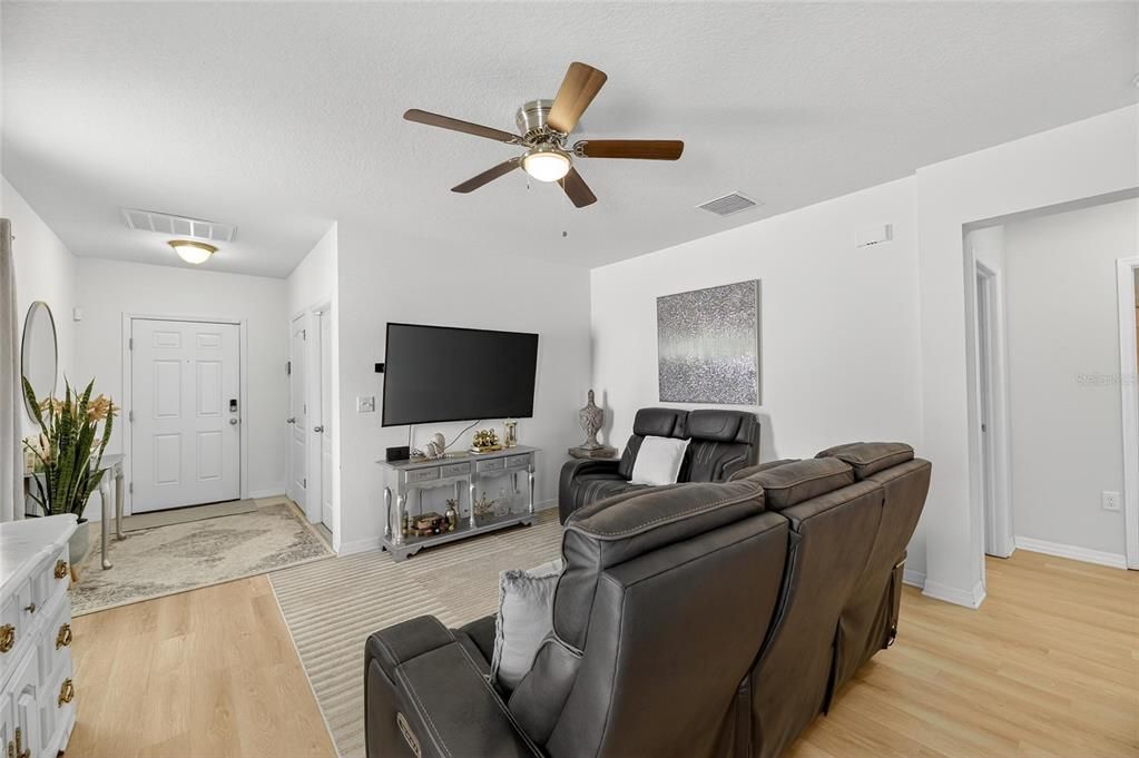 For Sale: $325,000 (3 beds, 2 baths, 1305 Square Feet)