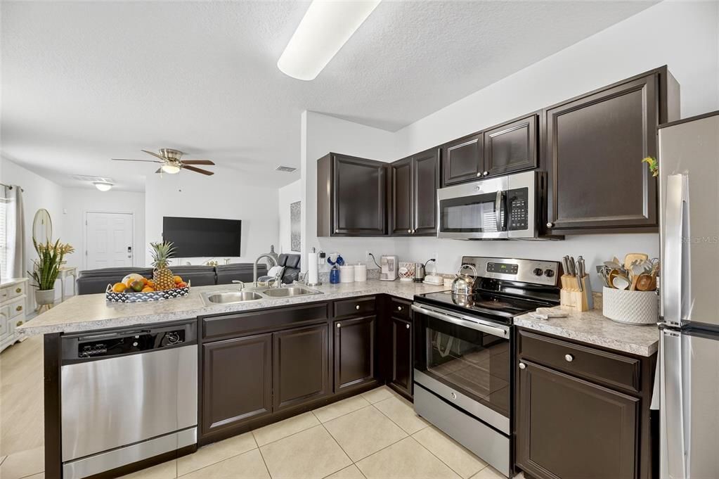 For Sale: $325,000 (3 beds, 2 baths, 1305 Square Feet)