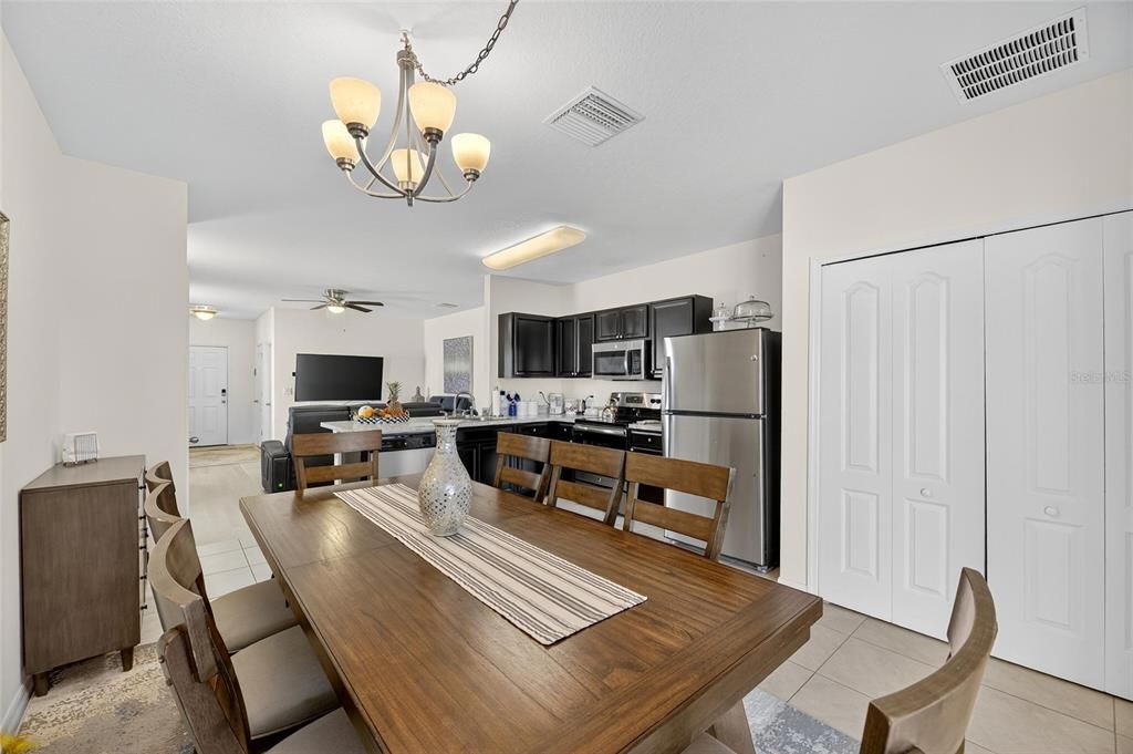 For Sale: $325,000 (3 beds, 2 baths, 1305 Square Feet)