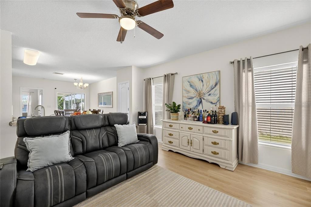 For Sale: $325,000 (3 beds, 2 baths, 1305 Square Feet)