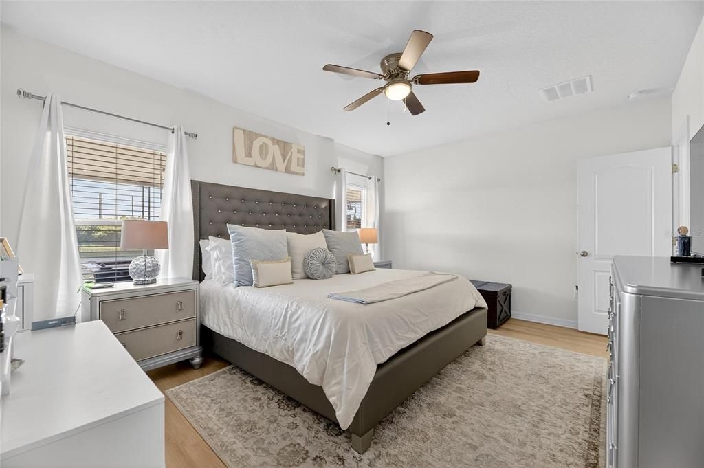 For Sale: $325,000 (3 beds, 2 baths, 1305 Square Feet)