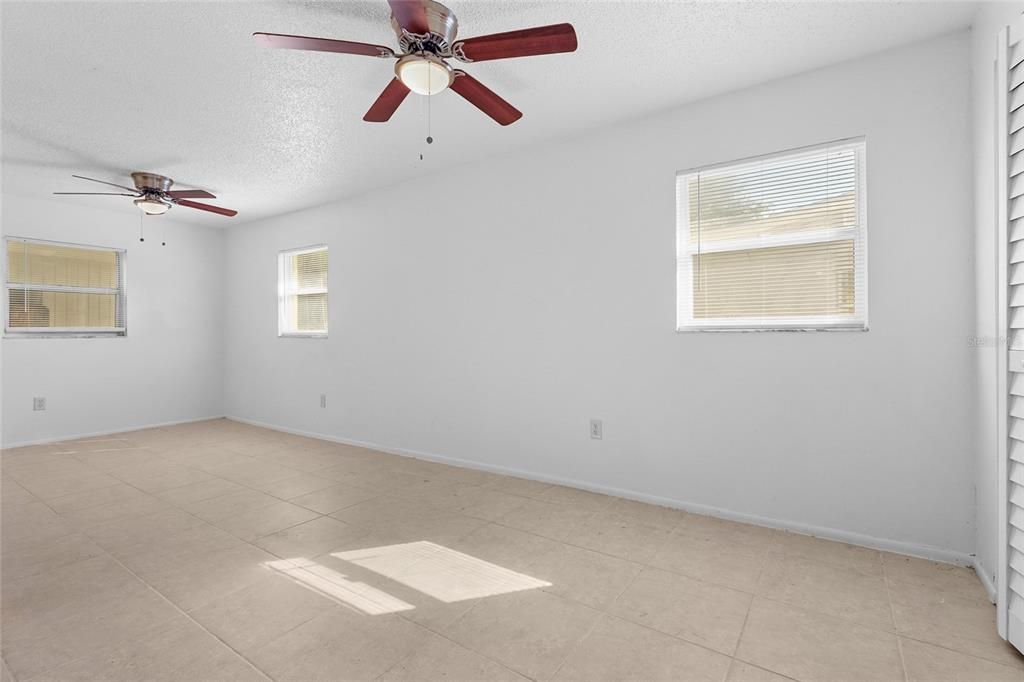 待售: $300,000 (4 贝兹, 2 浴室, 1684 平方英尺)