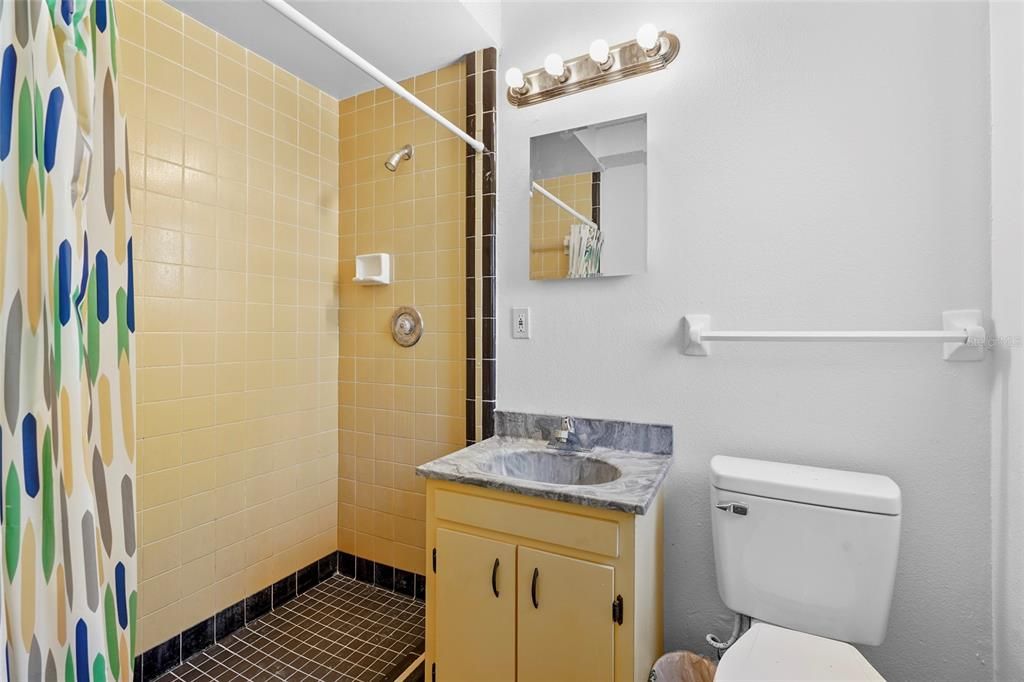 待售: $300,000 (4 贝兹, 2 浴室, 1684 平方英尺)