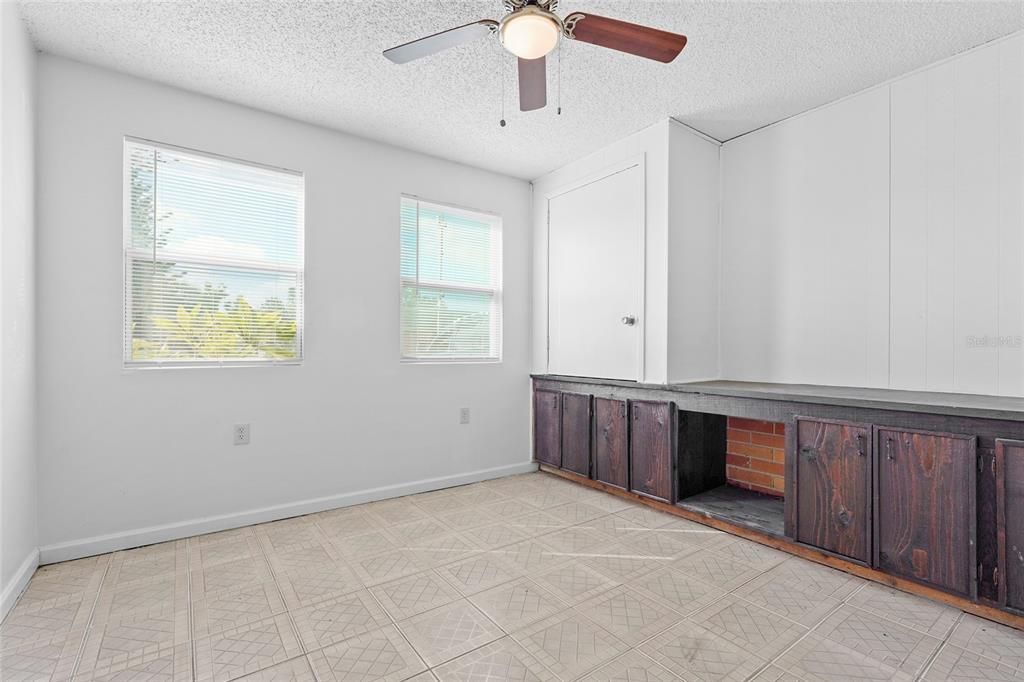 待售: $300,000 (4 贝兹, 2 浴室, 1684 平方英尺)